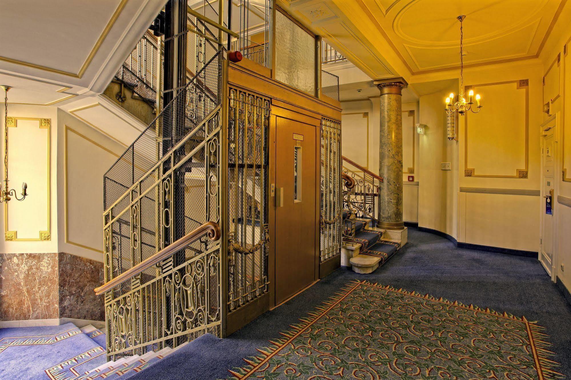 Hotel Radisson Blu Schwarzer Bock 4*